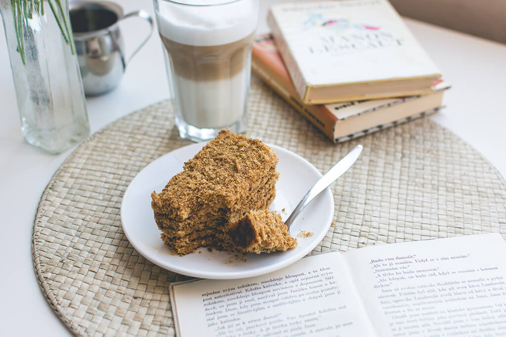 foodiesfeed.com_traditional-czech-honey-cake-caffee-latte